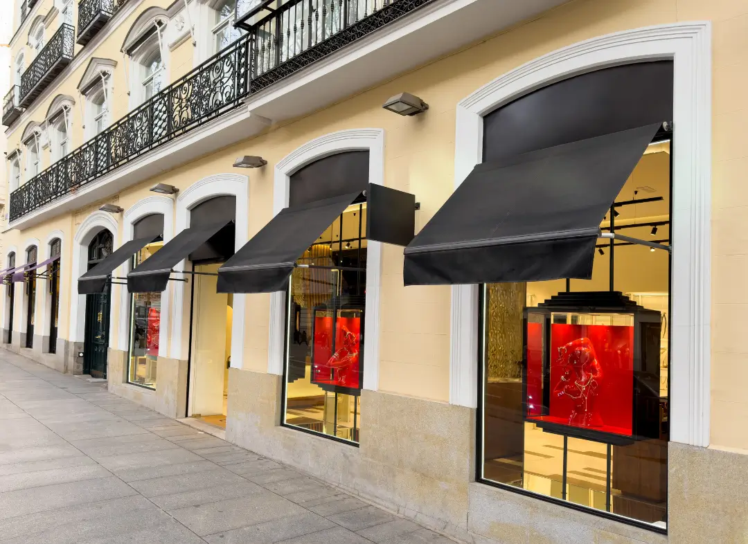 Façade vitrine de magasin en aluminium sur mesure à Échillais
